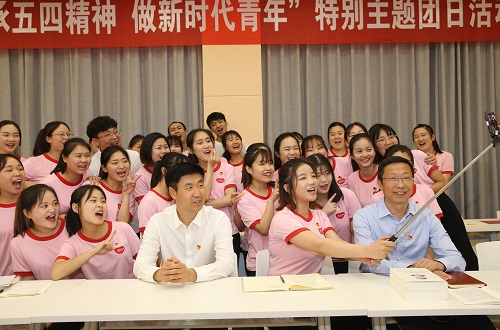 9001cc金沙以诚为本2017级翻译1班团支部举行“传承五四精神 做新时代青年”特别主题团日活动