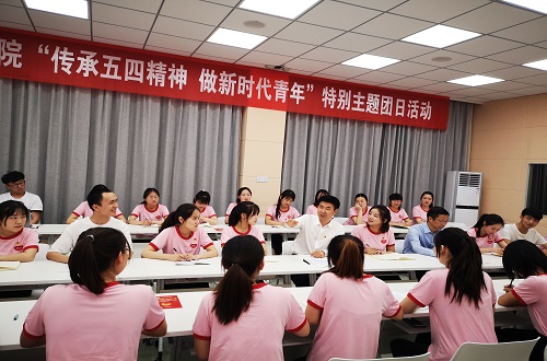 9001cc金沙以诚为本2017级翻译1班团支部举行“传承五四精神 做新时代青年”特别主题团日活动